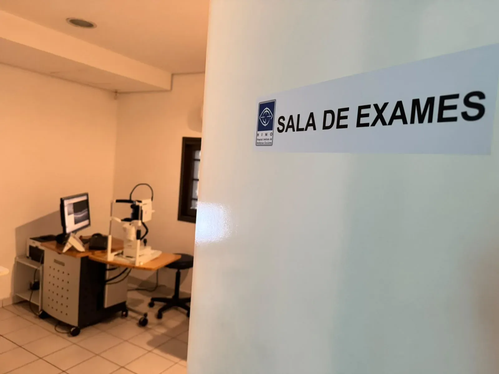 Sala de exames com OCT e lâmpada de fenda.